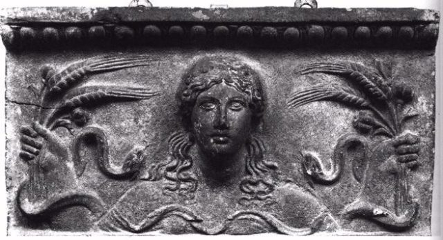 Tonrelief der Ceres mit Getreide und Schlangen in den Händen (1. Jh. n.Chr.)